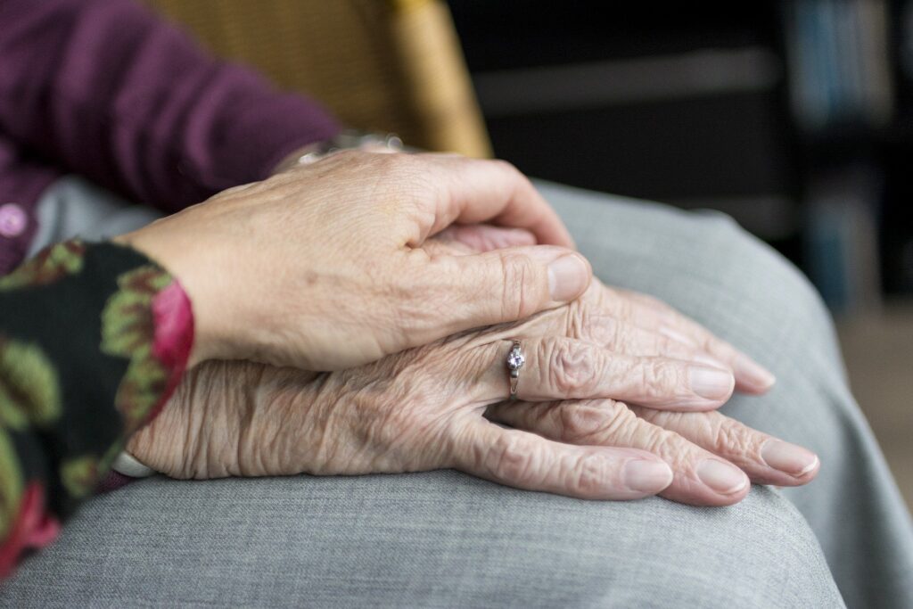 “Dopo tre settimane io e mia mamma di 85 anni abbiamo sconfitto il virus”