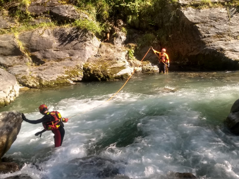 Due caprioli salvati nel torrente Evançon a Challand-Saint-Victor