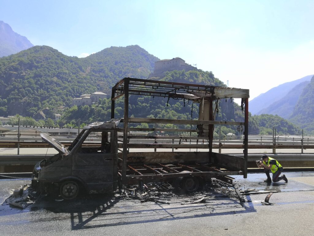 Furgone in fiamme: riaperta l’autostrada fra Verrès e Pont-Saint-Martin