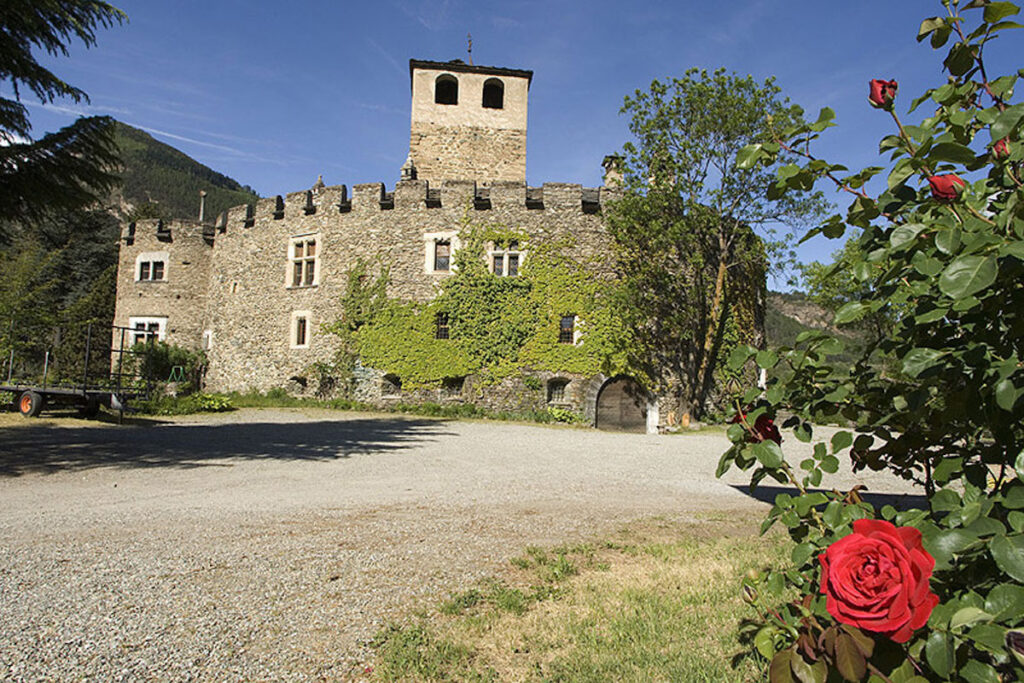 A Introd la bandiera arancione del Touring Club Italiano