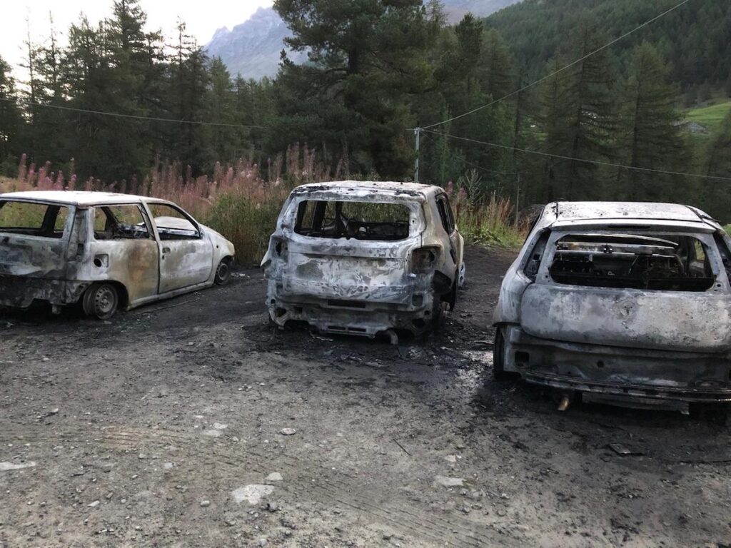 Tre auto a fuoco nella notte a Rhêmes-Notre-Dame