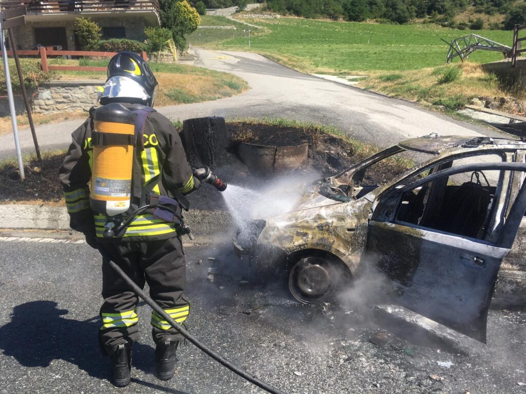 Auto a Gpl in fiamme a Verrayes: illesi gli occupanti