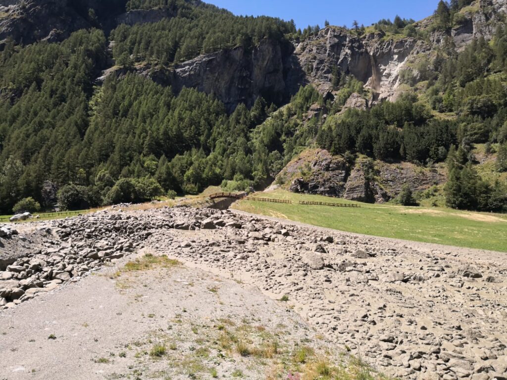 Ollomont, una colata detritica dal Mont Velan invade la strada comunale