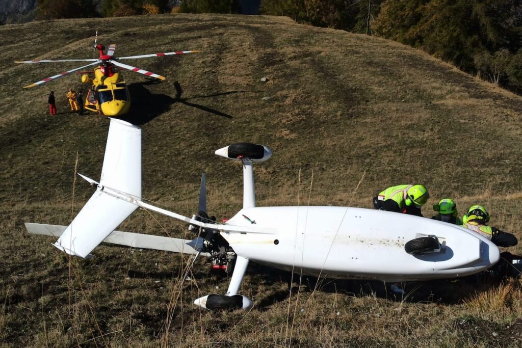 Autogiro si rovescia atterrando a Chamois, due feriti