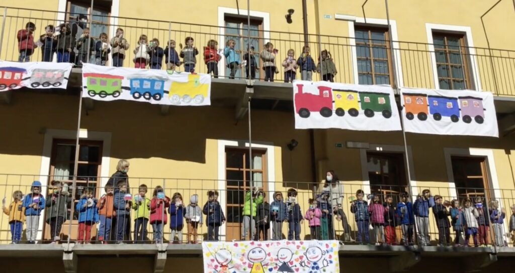 Con l’arrivo del sole, anche i bambini di Aosta celebrano i cento anni di Gianni Rodari