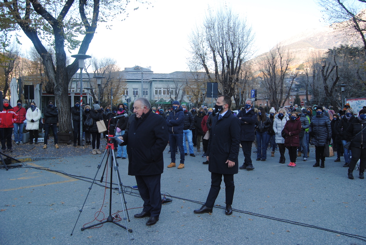 La manifestazione di Confcommercio allArco di Augusto