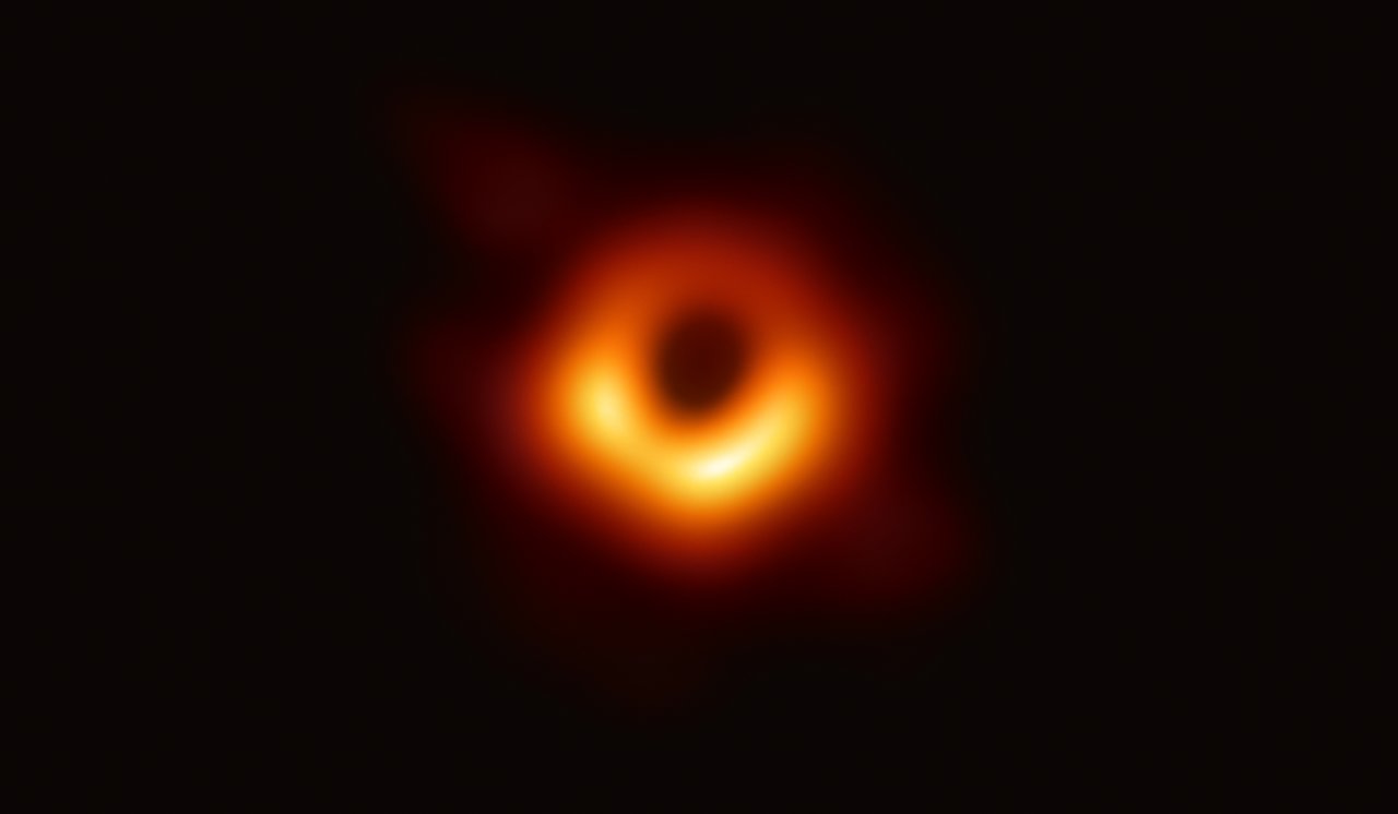 La cosiddetta “prima immagine” di un buco nero, quello super massiccio al centro della galassia M87 Crediti: EHT Collaboration https://www.eso.org/public/images/eso1907a/