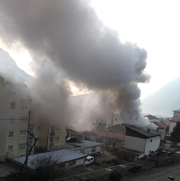 Pont-Saint-Martin, intervento dei vigili per un incendio in una cucina