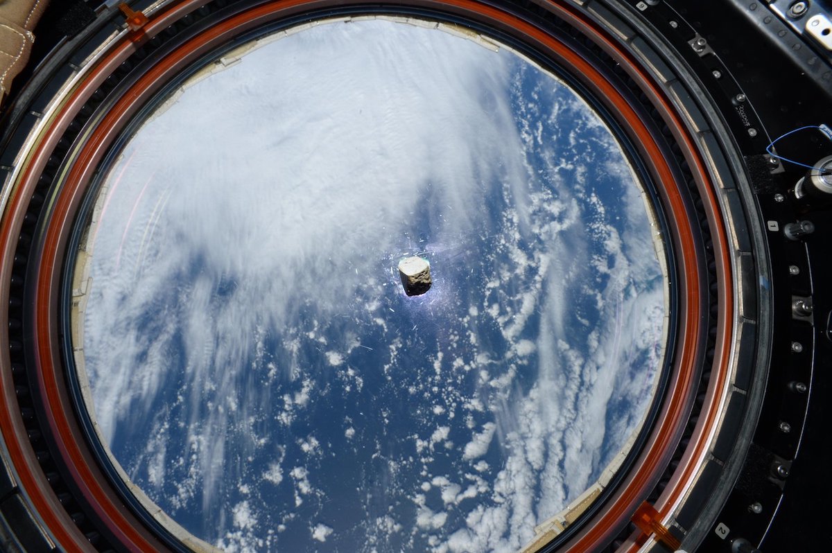 Il meteorite marziano che fluttua in assenza di peso sulla Stazione Spaziale Internazionale è ora parte del sistema di calibrazione dello strumento SuperCam del rover Perseverance Credit: NASA/JPL-Caltech/LANL/CNES/ESA/Thomas Pesquet https://www.jpl.nasa.gov/images/supercams-mars-meteorite-aboard-the-iss