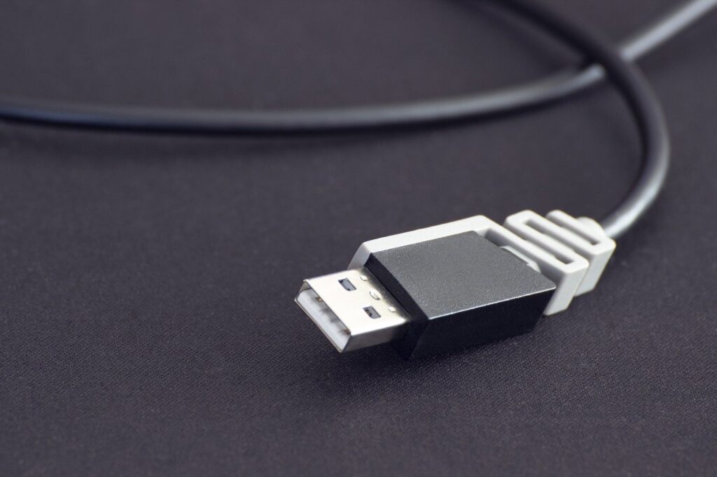 Computer: caratteristiche e vantaggi dei cavi displayport