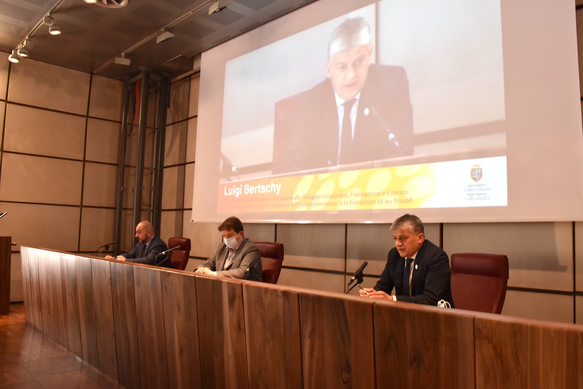 L'Assessore Luigi Bertschy in conferenza stampa