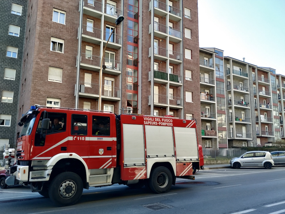 Aosta, fiamme in una cucina: tre giovani in pronto soccorso