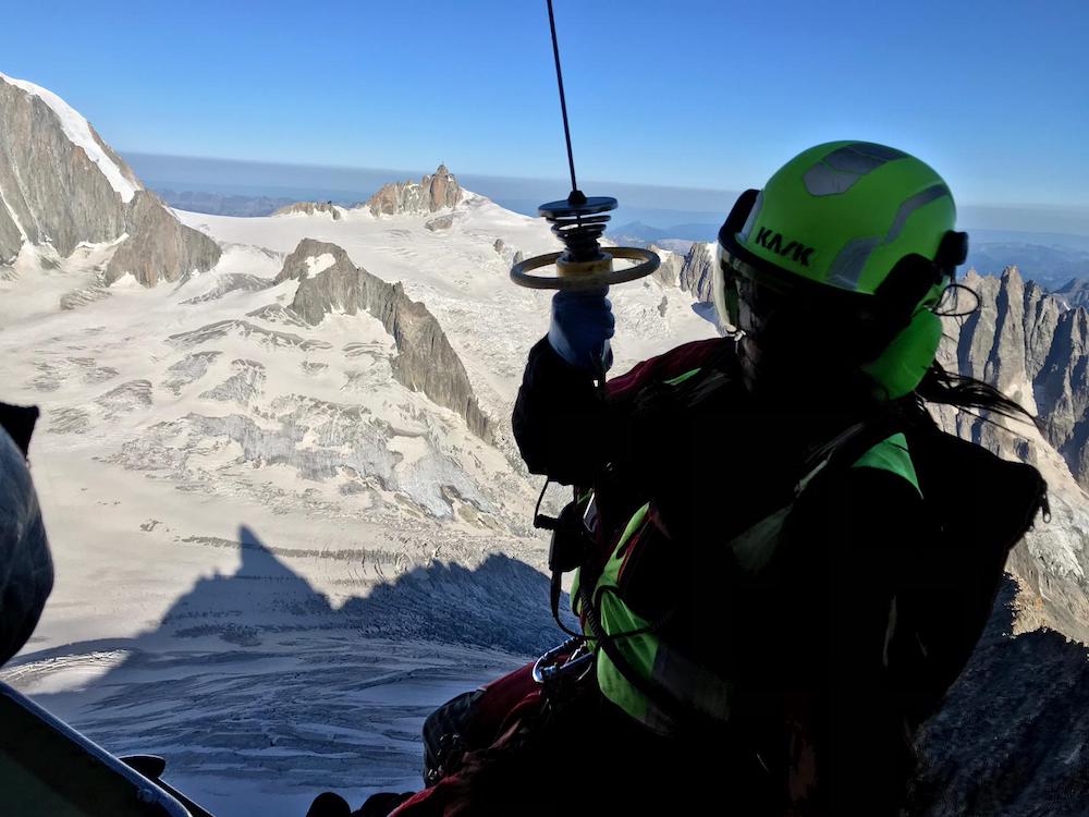 Courmayeur, “atterraggio pesante” in parapendio: pilota ferito