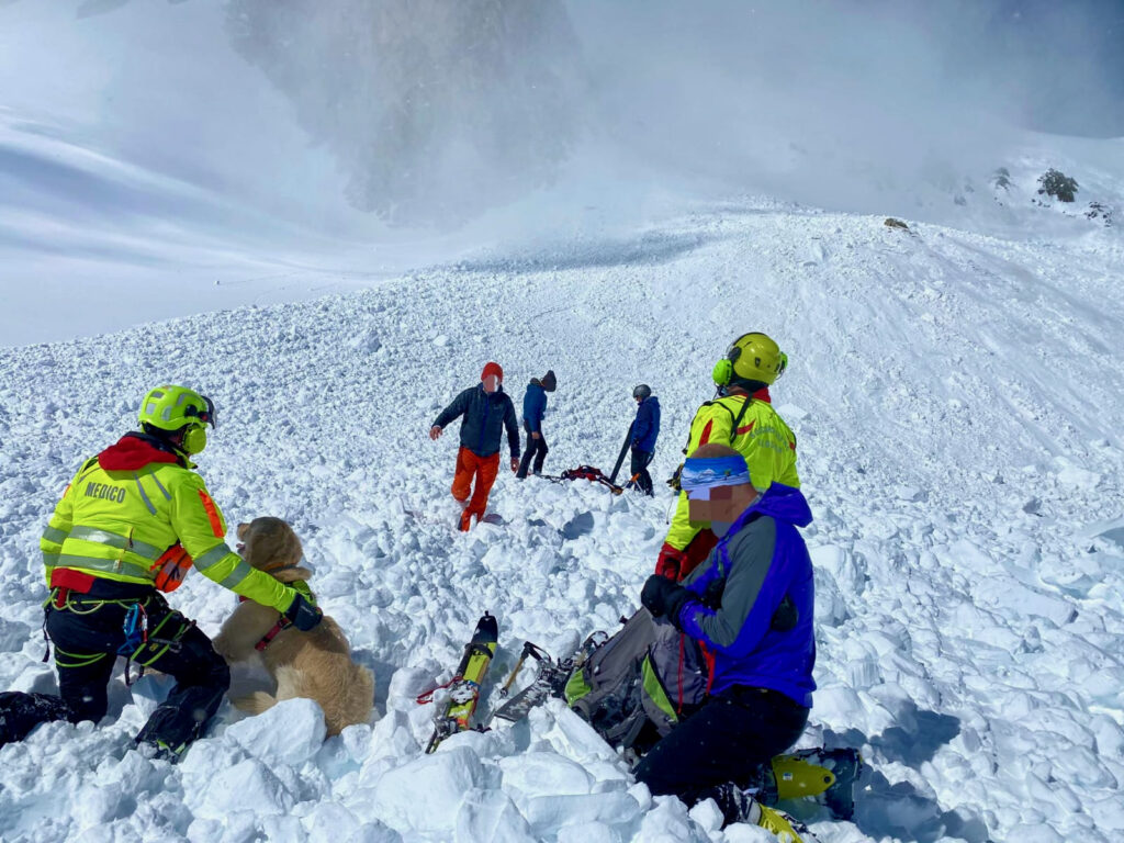 Travolto da una valanga al col Fourchon, i soccorritori lo estraggono vivo