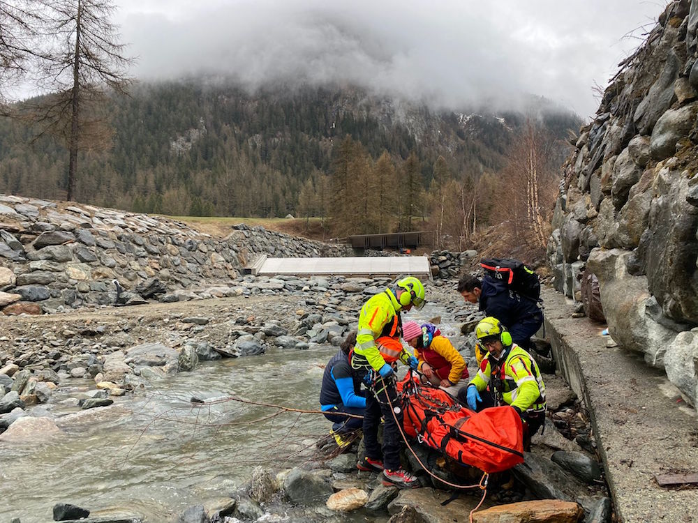 Cogne, 13enne cade in un torrente e resta bloccato: interviene l’elisoccorso