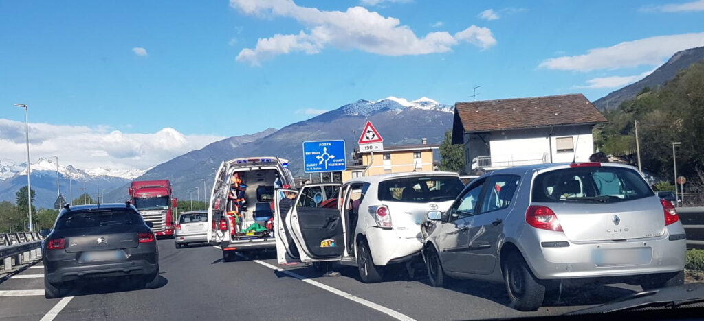 Tamponamento tra auto a Quart, code in Statale