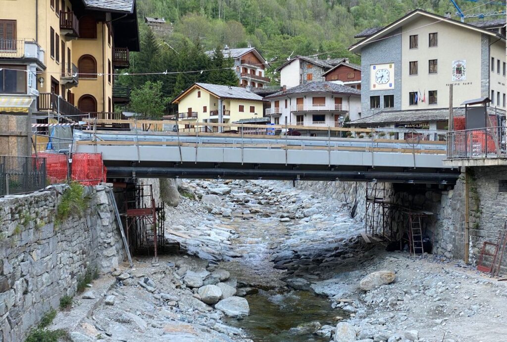 Ricostruito il ponte di Gaby, verrà aperto domani, 22 giugno