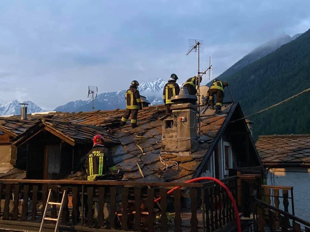 Fiamme in un’abitazione a Cogne, intervento dei Vigili del fuoco nella notte