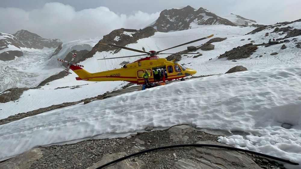 Cade in un crepaccio durante la “Skymarathon” sul Rosa, il compagno lo trattiene