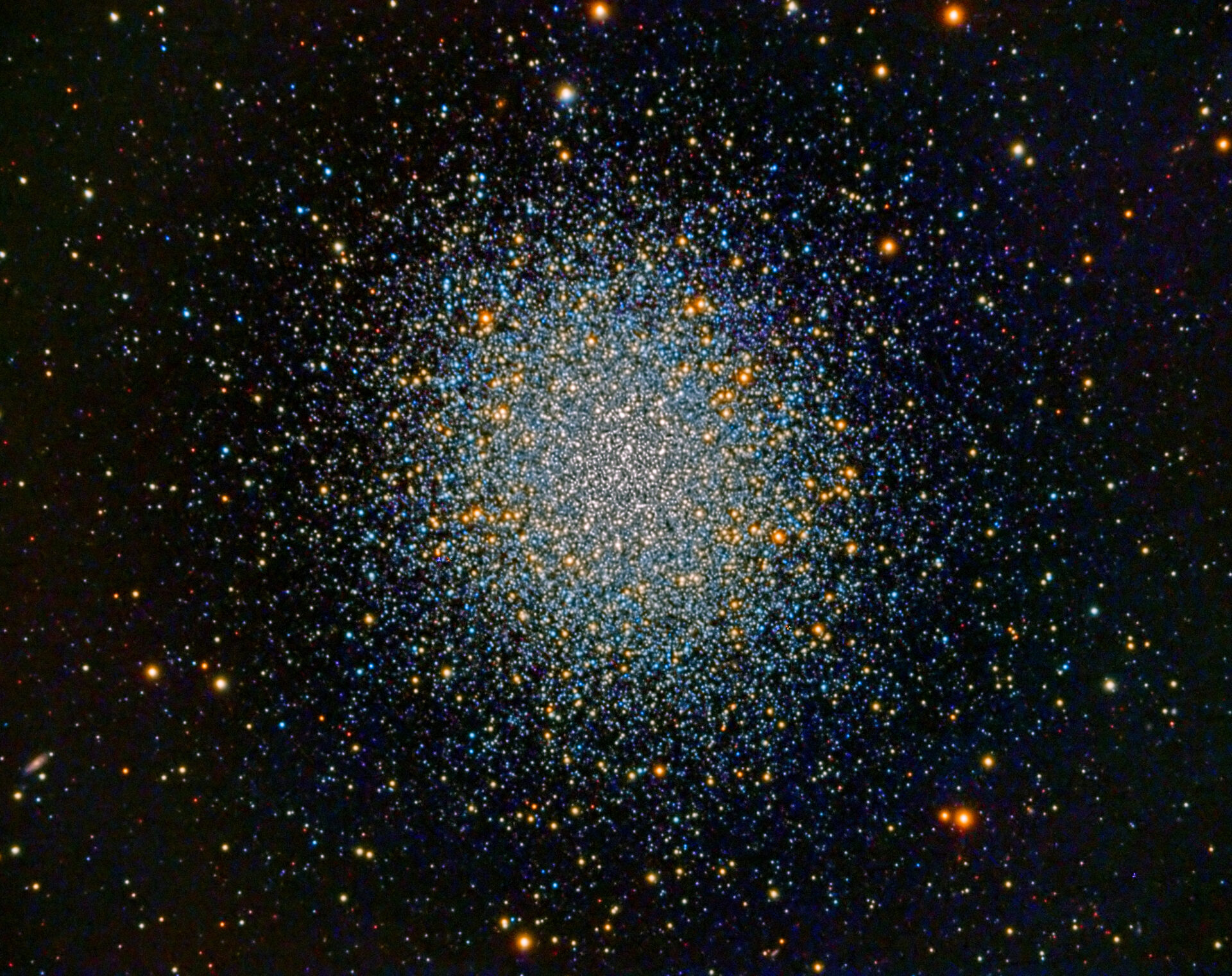 L’ammasso globulare M13. Credit: KuriousGeorge https://commons.wikimedia.org/wiki/File:M13_from_an_8"_SCT.jpg