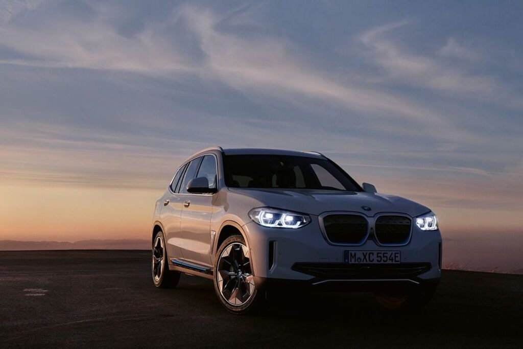 BMW iX3, il SUV meno fuoristrada e più cittadino