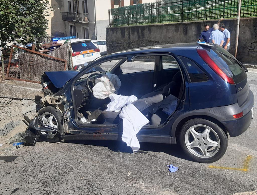 Auto contro un muretto a Sarre: automobilista ferito