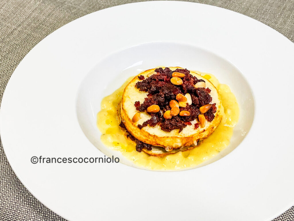 Sandwich di mele golden con boudin, pinoli tostati e salsa di renette alla senape