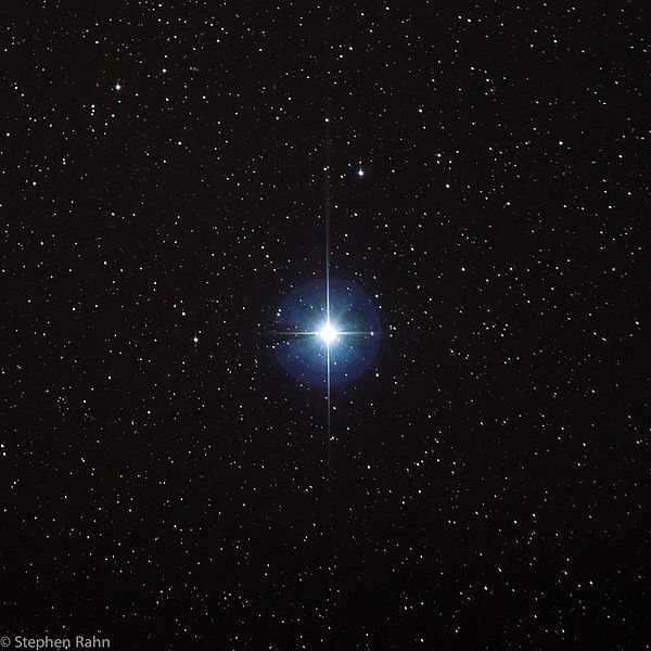 Vega, la stella più brillante nella costellazione della Lira. Credit: Stephen Rahn via Wikimedia Commons https://commons.wikimedia.org/wiki/File:Vega_by_Stephen_Rahn.jpg