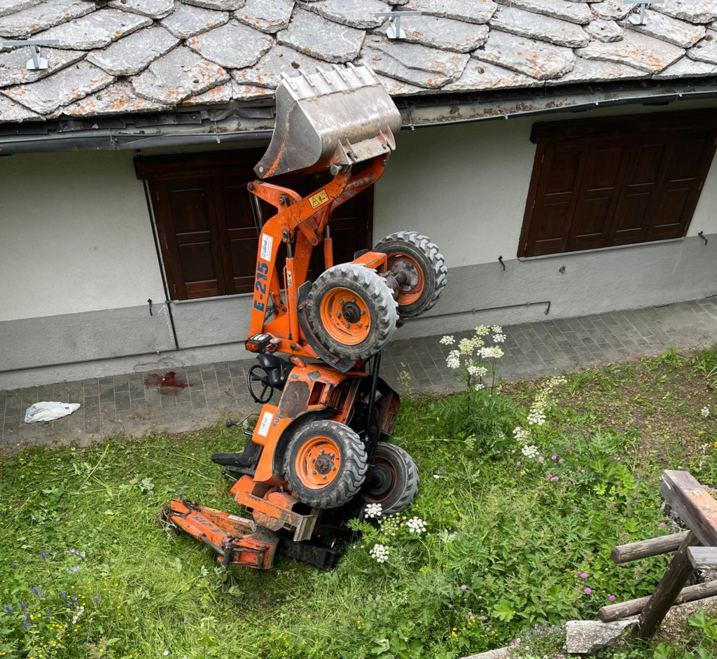 Incidente sul lavoro a La Magdeleine, pala meccanica si ribalta: ferito operaio