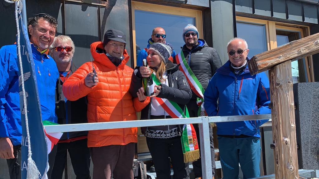 Da sinistra il vice presidente del Cai centrale Antonio Montani, il vice presidente del Cai Gressoney Andrea Vairetto, Maurizio Sella, l'assessore alla montagna di Biella Barbara Greggio, il presidente del Cai Biella Eugenio Zamperone. Dietro i sindaci di Ayas e Gressoney.