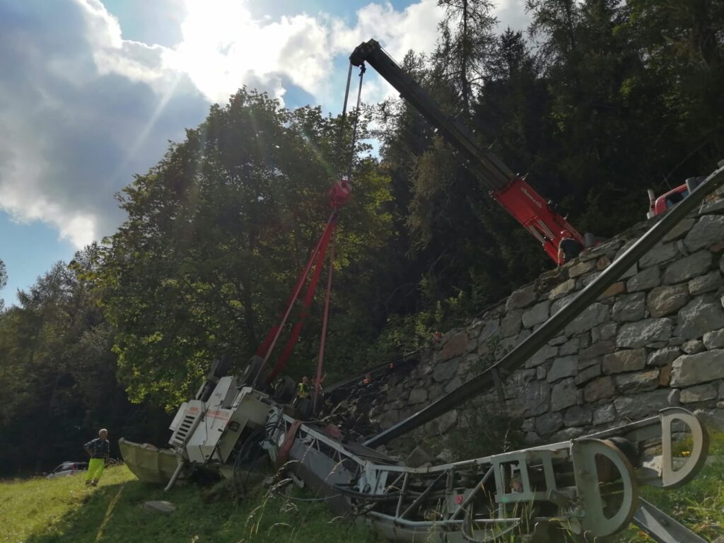 Incidenti sul lavoro: mezzo si ribalta sulla strada regionale del Col de Joux, ferito operaio