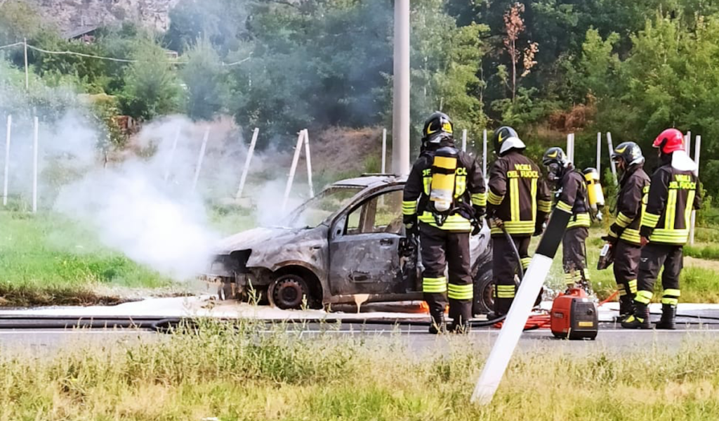 Saint-Pierre, auto in fiamme: traffico rallentato sulla Statale 26