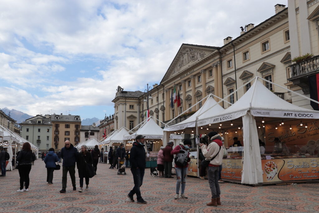 È cominciato l’allestimento del Marché Vert Noël. Art & Ciocc si sposta a marzo