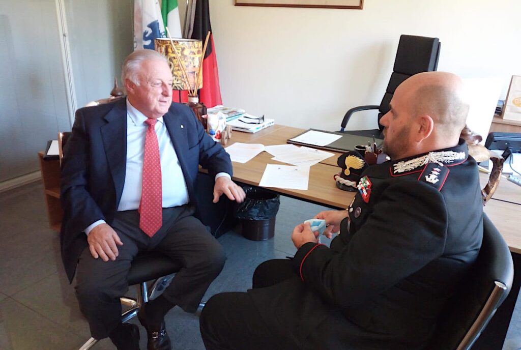 L'incontro tra il Presidente di Confcommercio VdA Dominidiato ed il tenente colonnello dei Carabinieri Cuccurullo