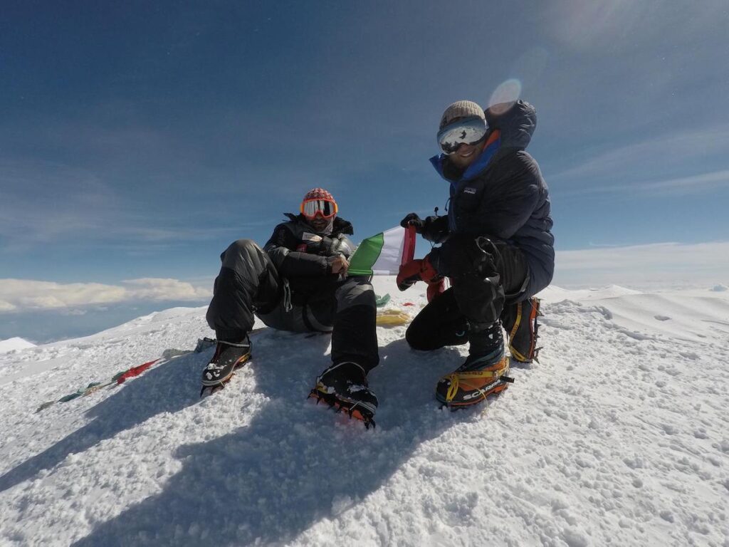 Matteo Stella dall’Everest “nel giardino di casa” ad una cima nepalese per solidarietà