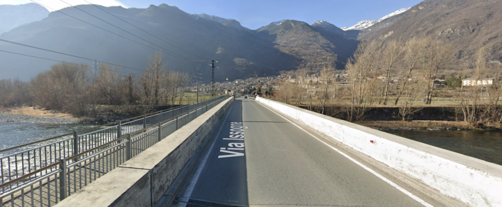 Stop al transito dei mezzi pesanti sul ponte di Issogne