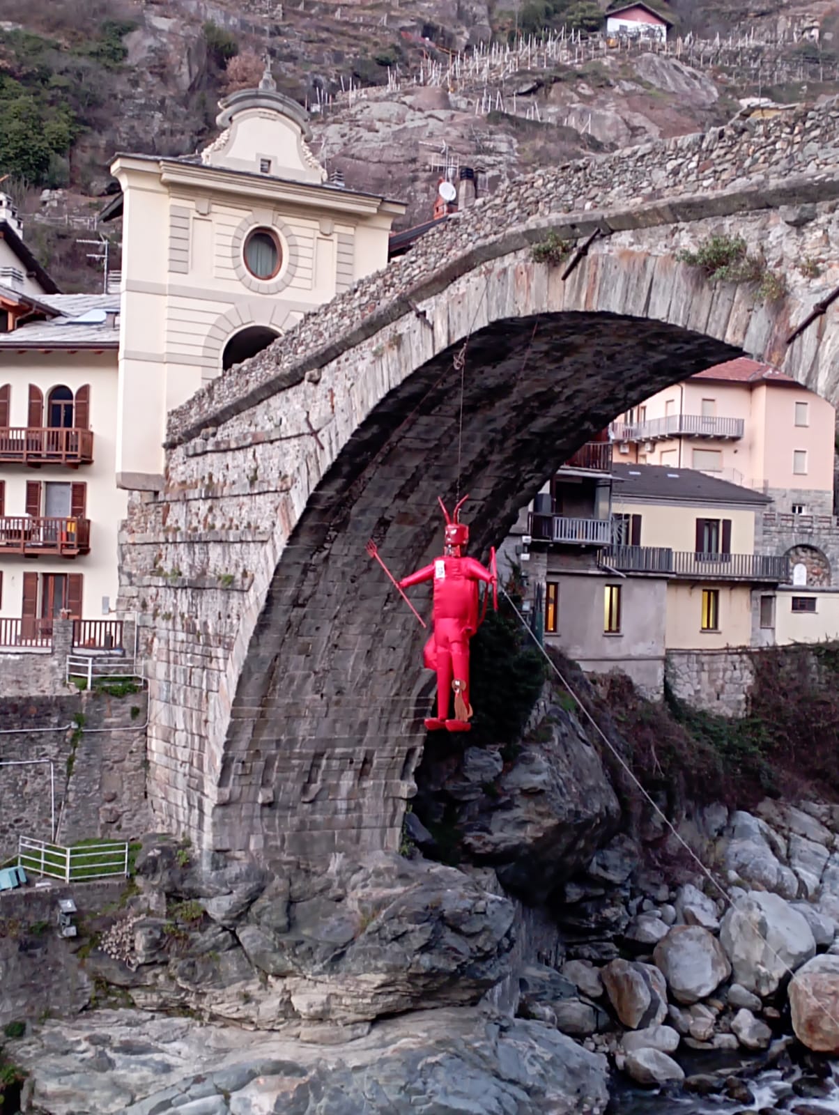 Il diavolo appeso al Ponte Romano