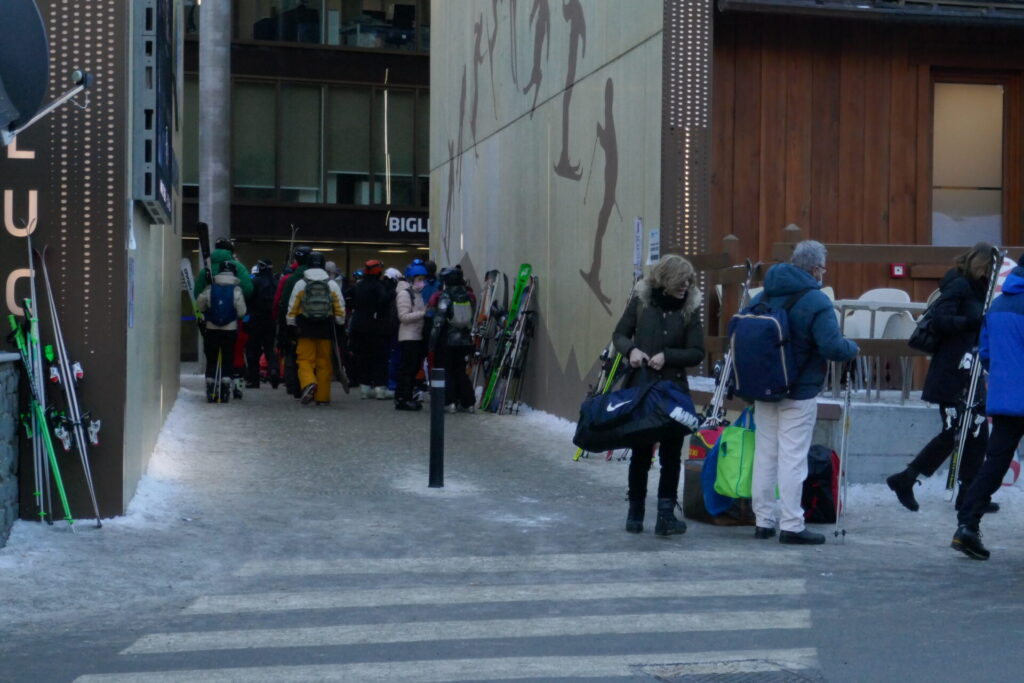 Persone allo sportello delle piste a Champoluc