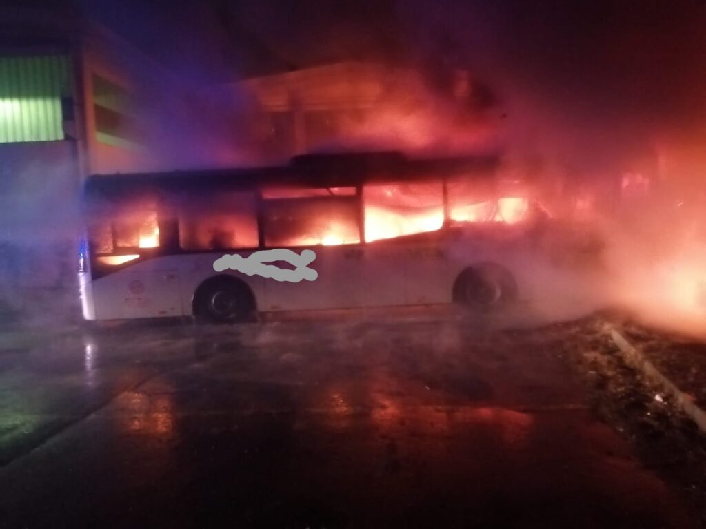 autobus in fiamme