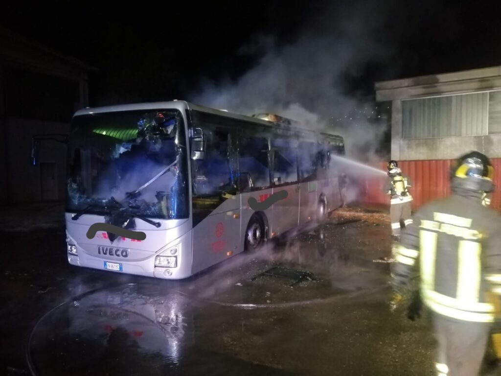 autobus in fiamme