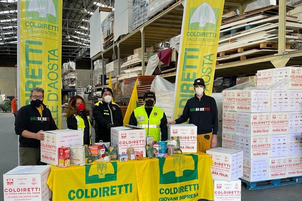 Consegna volontari protezione civile - Coldiretti _ pacchi solidarietà