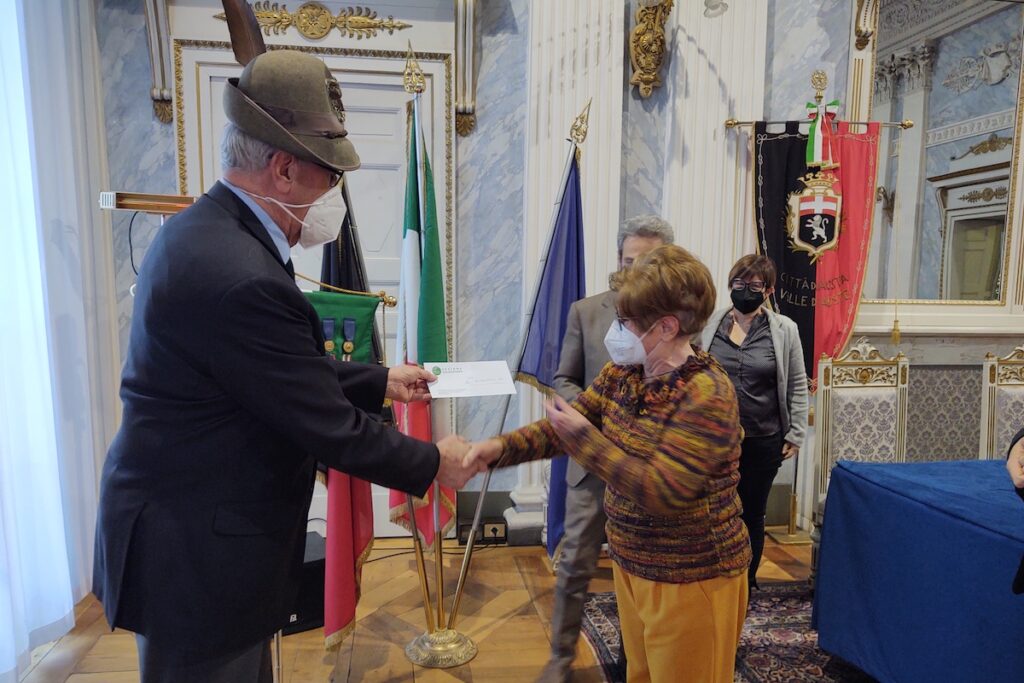 La consegna dei fondi raccolti dagli Alpini al Marché Vert Noël