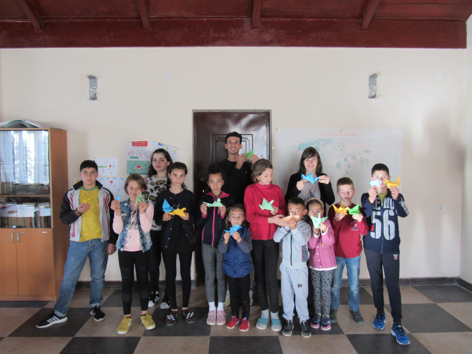 peace cranes tra bambini georgiani e bambini russi