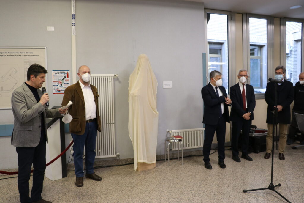 Statua ospedale parini in memoria della pandemia