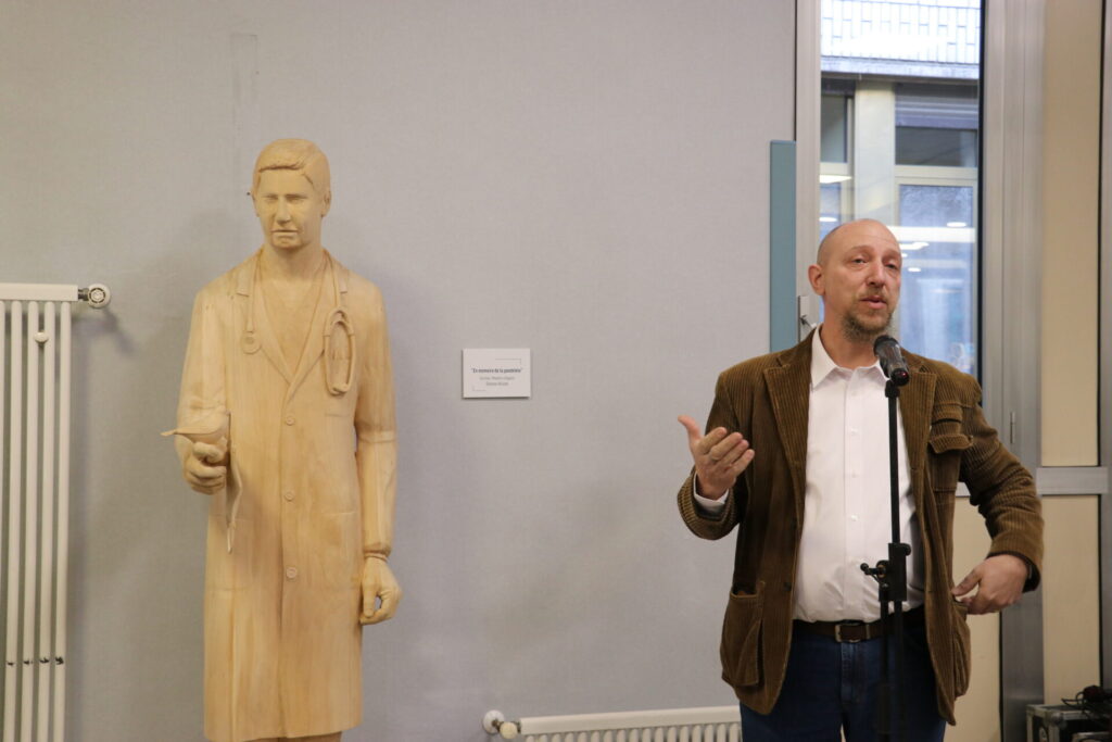 Statua ospedale parini in memoria della pandemia