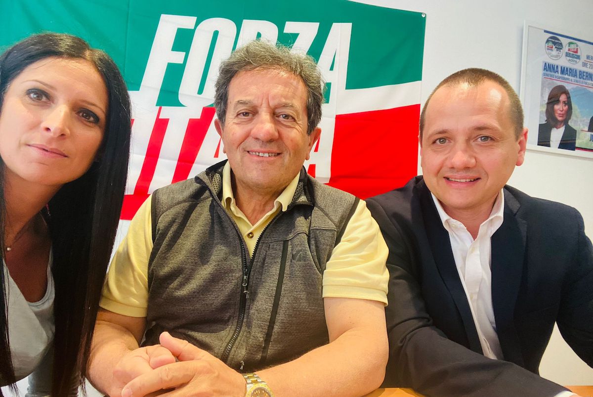 Forza Italia VdA. Da sx la coordinatrice regionale Emily Rini, Mauro Baccega e Luca Girasole