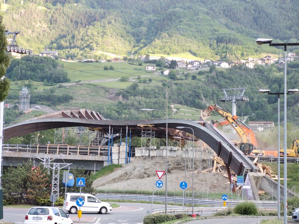 smontaggio della struttura di protezione della cabinovia Aosta-Pila