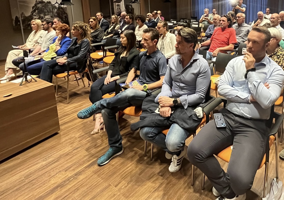 Il pubblico della sala conferenze della Bcc di Aosta.