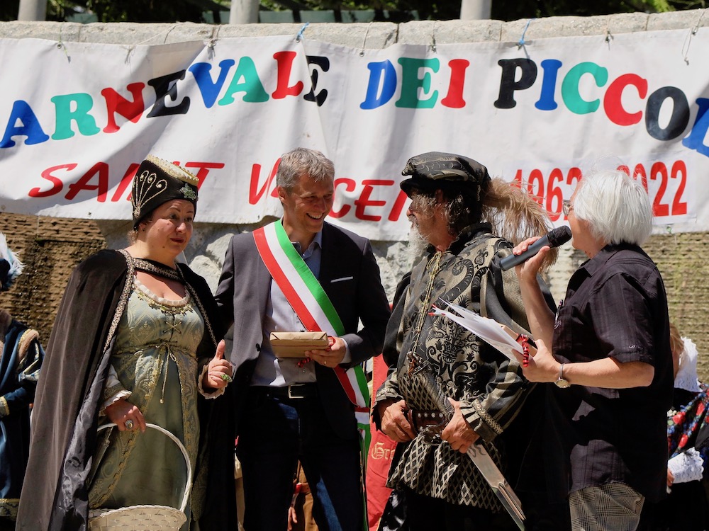 Sindaco Francesco Favre con i conti di Verrès - Carnevale dei Piccoli Saint Vincent Foto Alice Dufour
