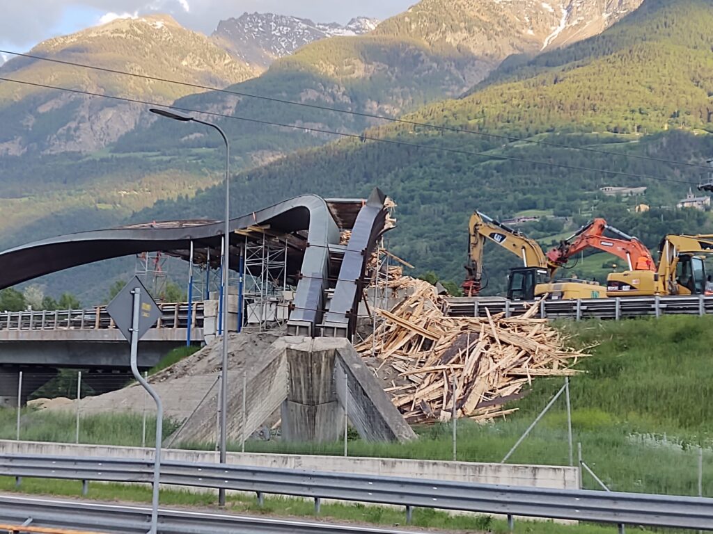 smontaggio della struttura di protezione della cabinovia Aosta-Pila